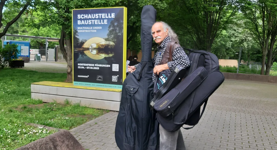 Ionel Chirita mit seinen Instrumenten auf dem Weg zum Kulturpoint; Foto: Monika Schleicher