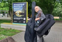 Geigenunterricht mit Meloakustika Ionel Chirita mit seinen Instrumenten auf dem Weg zum Kulturpoint; Foto: Monika Schleicher