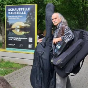 Ionel Chirita mit seinen Instrumenten auf dem Weg zum Kulturpoint; Foto: Monika Schleicher