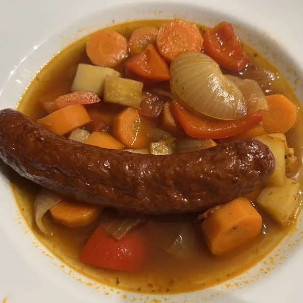 Karottensuppe mit Paprika und Bauernbratwurst