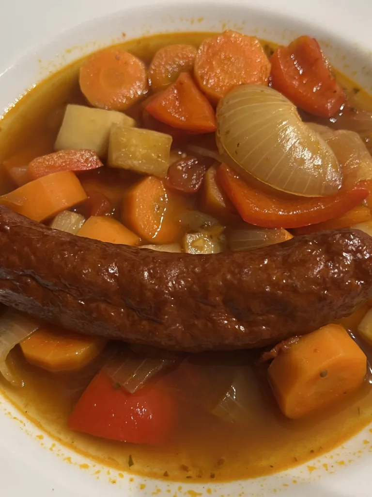 Karottensuppe mit Paprika und Bauernbratwurst